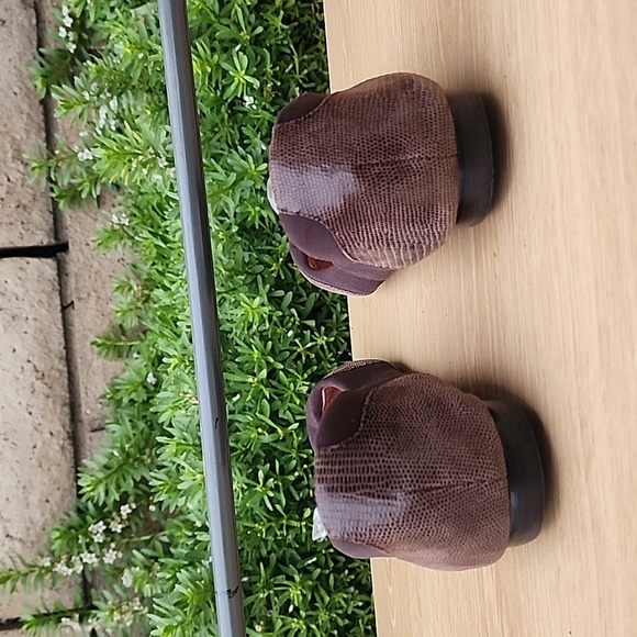 Taryn Rose 8M Flat Brown croc suede toe and heal and leather sole - Picture 4 of 9